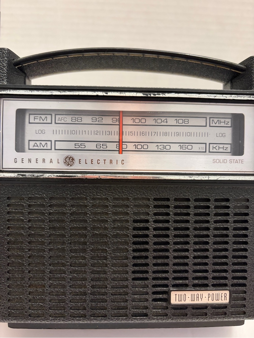 Vintage General Electric portable AM/FM radio